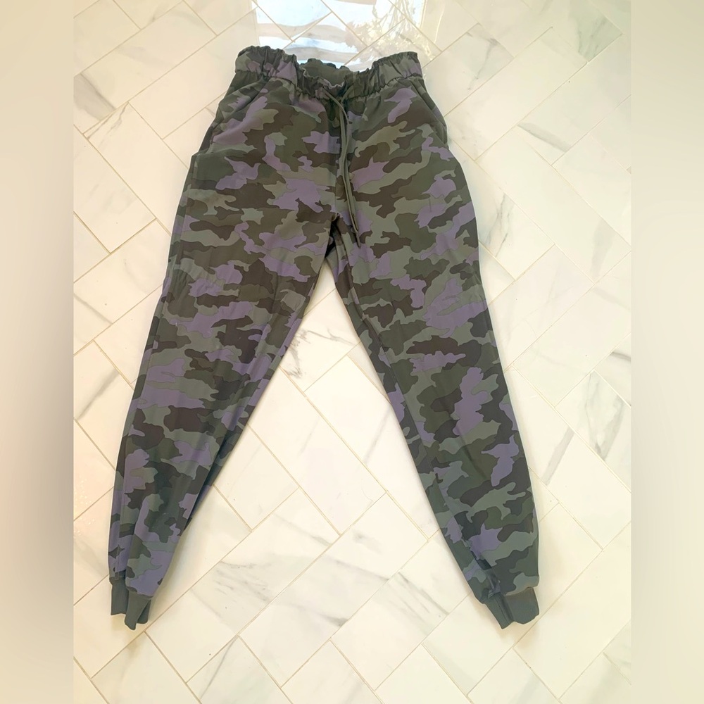 Perfect condition LULULEMON camo pants size 4